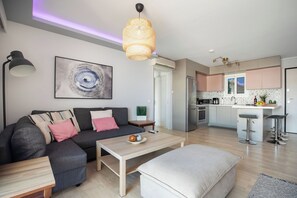 Living area - South Blue Beach & Park Apartment in Vouliagmeni (Vouliagmeni)