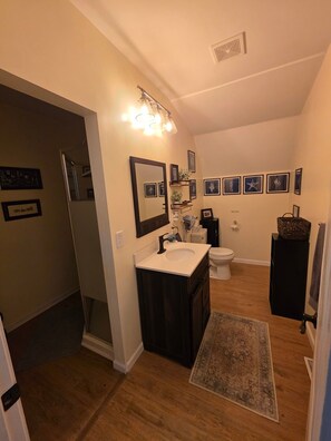 Regadera, tina de hidromasaje, secadora de cabello, toallas 