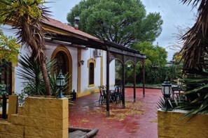 Outdoor dining - Apartment 1 - Espiel Hostel (Córdoba)