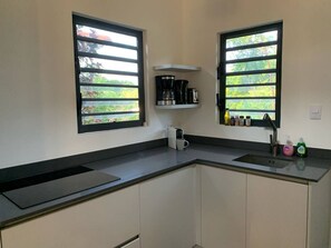 Private kitchen - Central 2-Bedroom Tropical Bungalow in Gated Community with Shared Pool (Willemstad)