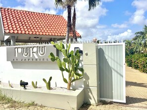 Exterior detail - Central 2-Bedroom Tropical Bungalow in Gated Community with Shared Pool (Willemstad)