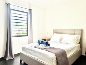 2 bedrooms, iron/ironing board, WiFi, bed sheets - Central 2-Bedroom Tropical Bungalow in Gated Community with Shared Pool (Willemstad)
