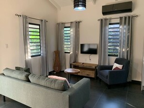 Living area - Central 2-Bedroom Tropical Bungalow in Gated Community with Shared Pool (Willemstad)