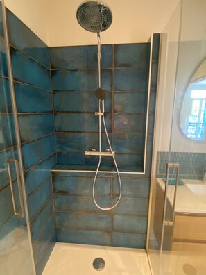 Een haardroger, handdoeken, zeep, toiletpapier