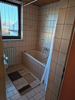 Hair dryer, towels, soap, toilet paper - Vrbo Property (Schwifting)