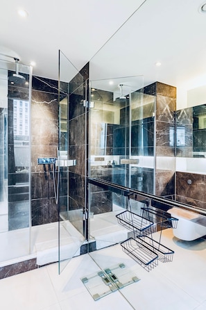 Hair dryer, shampoo, toilet paper - 360 Glass Penthouse Canary Wharf | 2Br | 2BA | 8Guest (London)