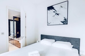 Unclassified image, 4 of 32, button - 360 Glass Penthouse Canary Wharf | 2Br | 2BA | 8Guest (London)