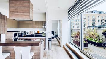 Frigorifero, microonde, forno, piano cottura