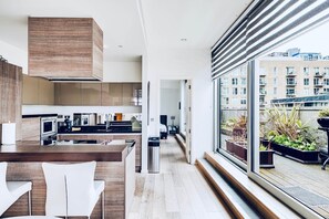 Een koelkast, een microgolfoven, een oven, een kookplaat