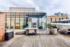 Outdoor dining - 360 Glass Penthouse Canary Wharf | 2Br | 2BA | 8Guest (London)