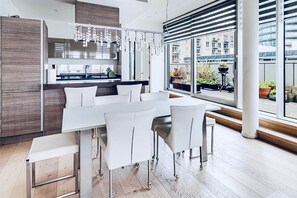 Dining - 360 Glass Penthouse Canary Wharf | 2Br | 2BA | 8Guest (London)
