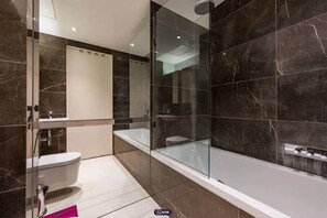 Een haardroger, shampoo, toiletpapier