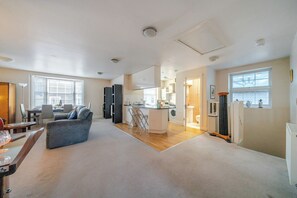 Interior - Retro Art Deco 2Bed with Parking in Thames Ditton - Pass the Keys (Surrey)