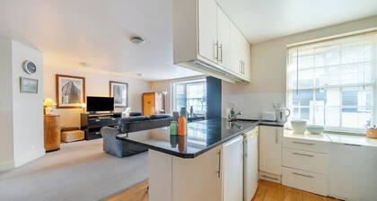 Retro Art Deco 2Bed with Parking in Thames Ditton - Pass the Keys