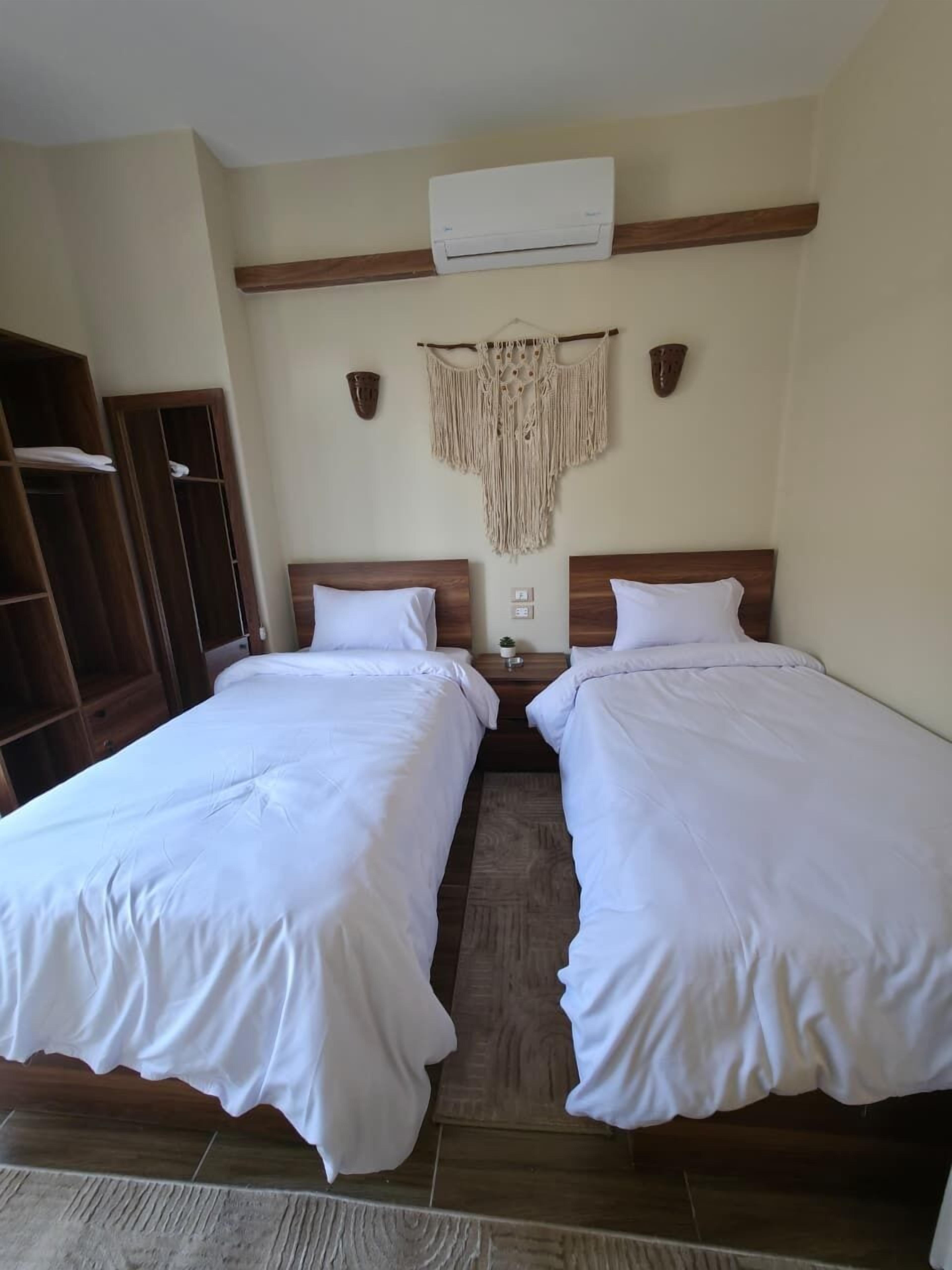 Quarto duplo luxo, vista para a cidade | Ferros/tábuas de passar roupa, Wi-Fi de cortesia