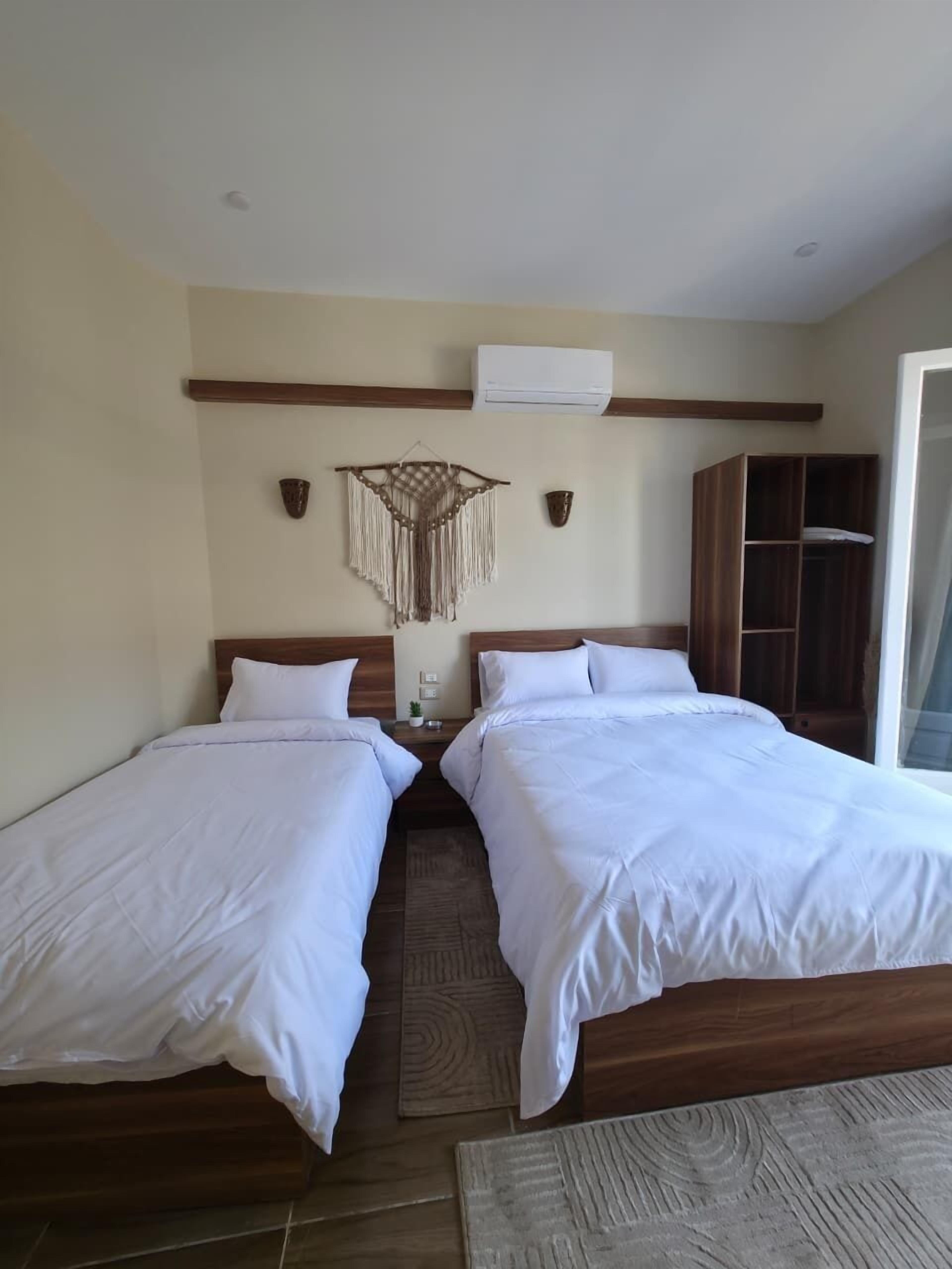 Quarto triplo superior, vista para a cidade | Ferros/tábuas de passar roupa, Wi-Fi de cortesia