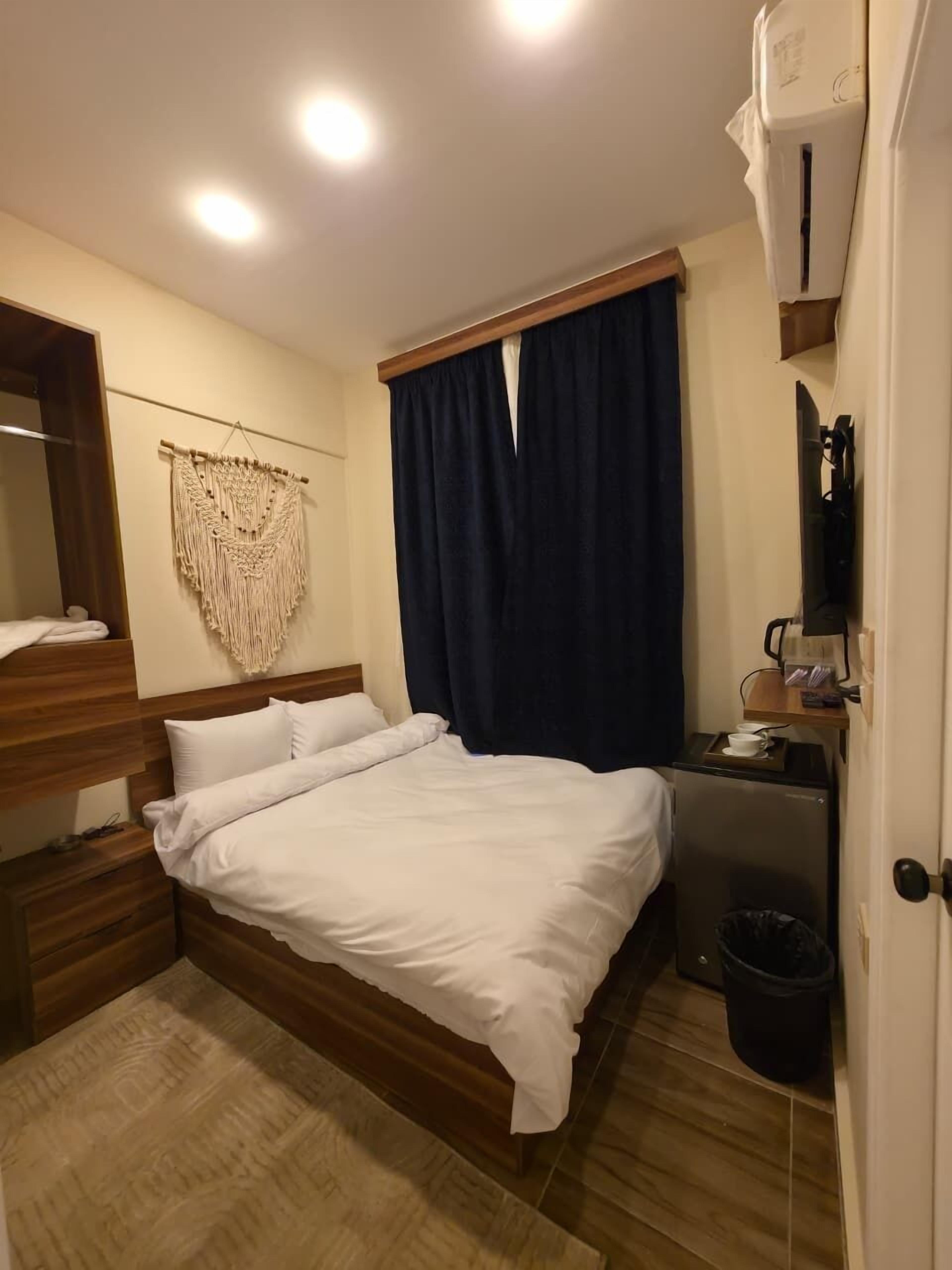 Quarto casal luxo, vista para a cidade | Ferros/tábuas de passar roupa, Wi-Fi de cortesia