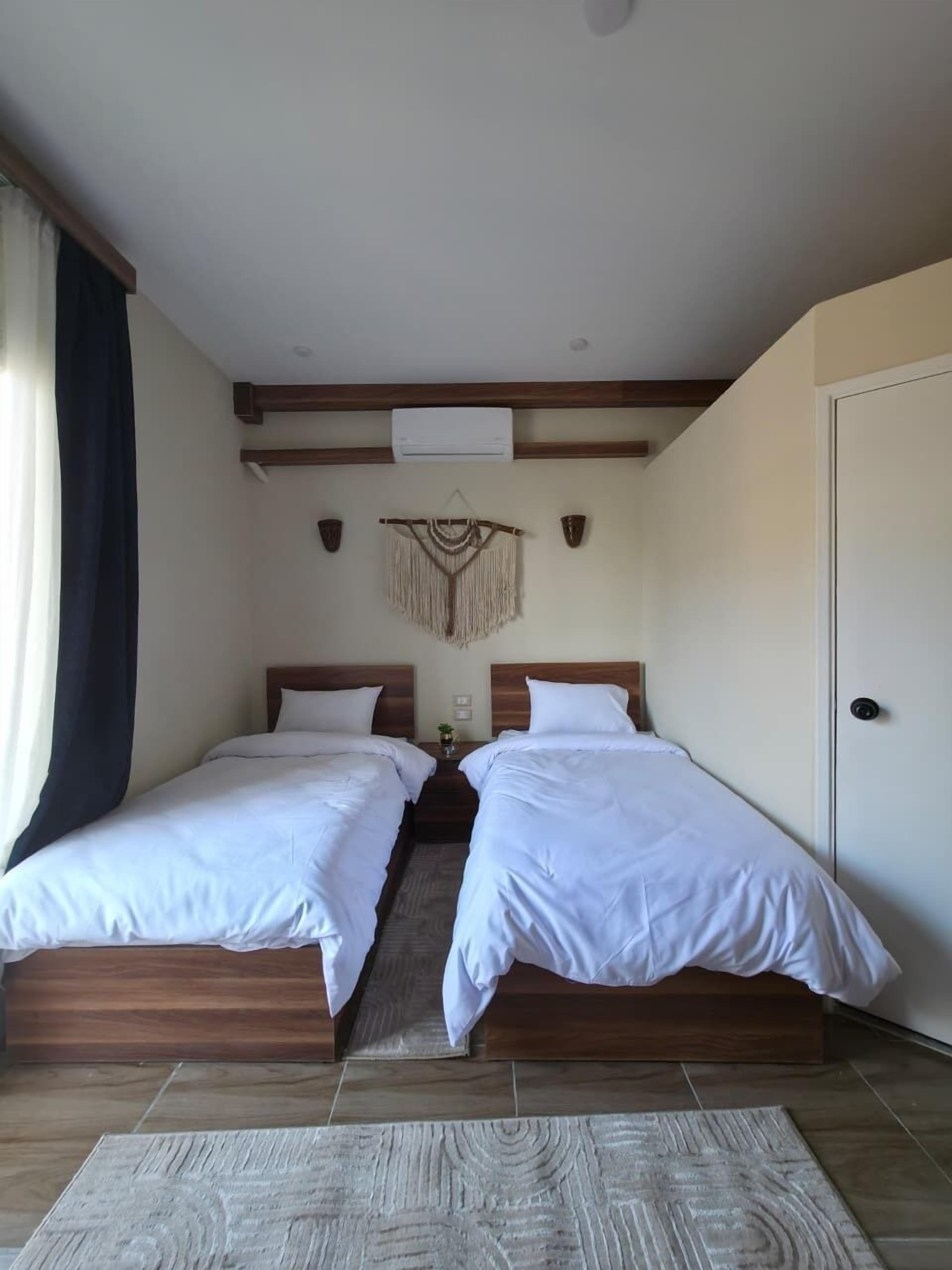 Quarto duplo luxo, vista para a cidade | Ferros/tábuas de passar roupa, Wi-Fi de cortesia