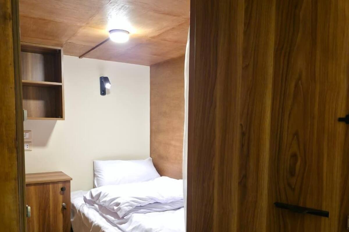 Elite Shared Dormitory | Iron/ironing board, free WiFi