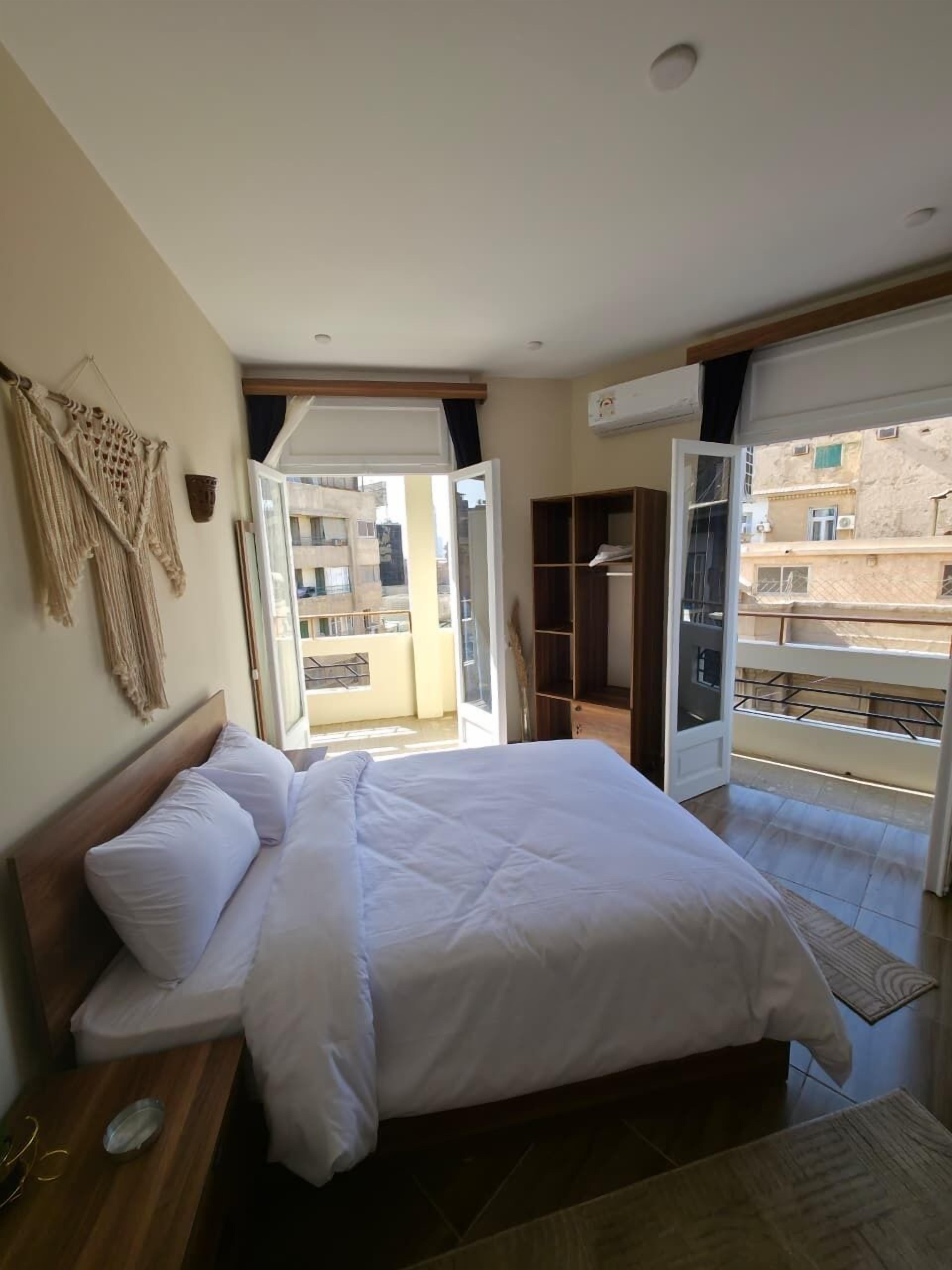 Quarto casal superior, vista para a cidade | Ferros/tábuas de passar roupa, Wi-Fi de cortesia