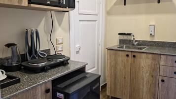 Lyxig studiosvit | Eget kök | Minikylskåp, mikrovågsugn, ugn och spishäll