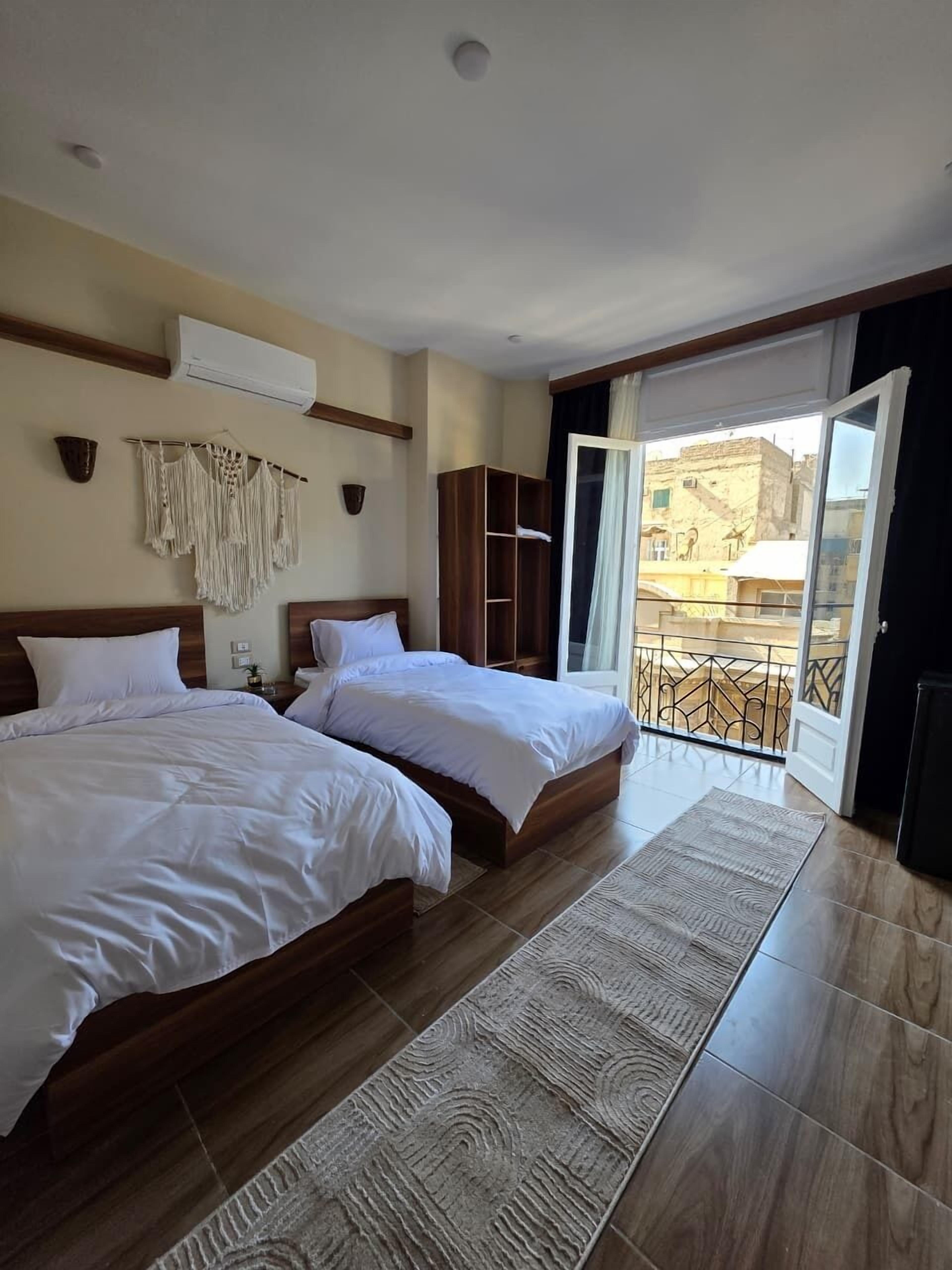 Quarto duplo luxo, vista para a cidade | Ferros/tábuas de passar roupa, Wi-Fi de cortesia