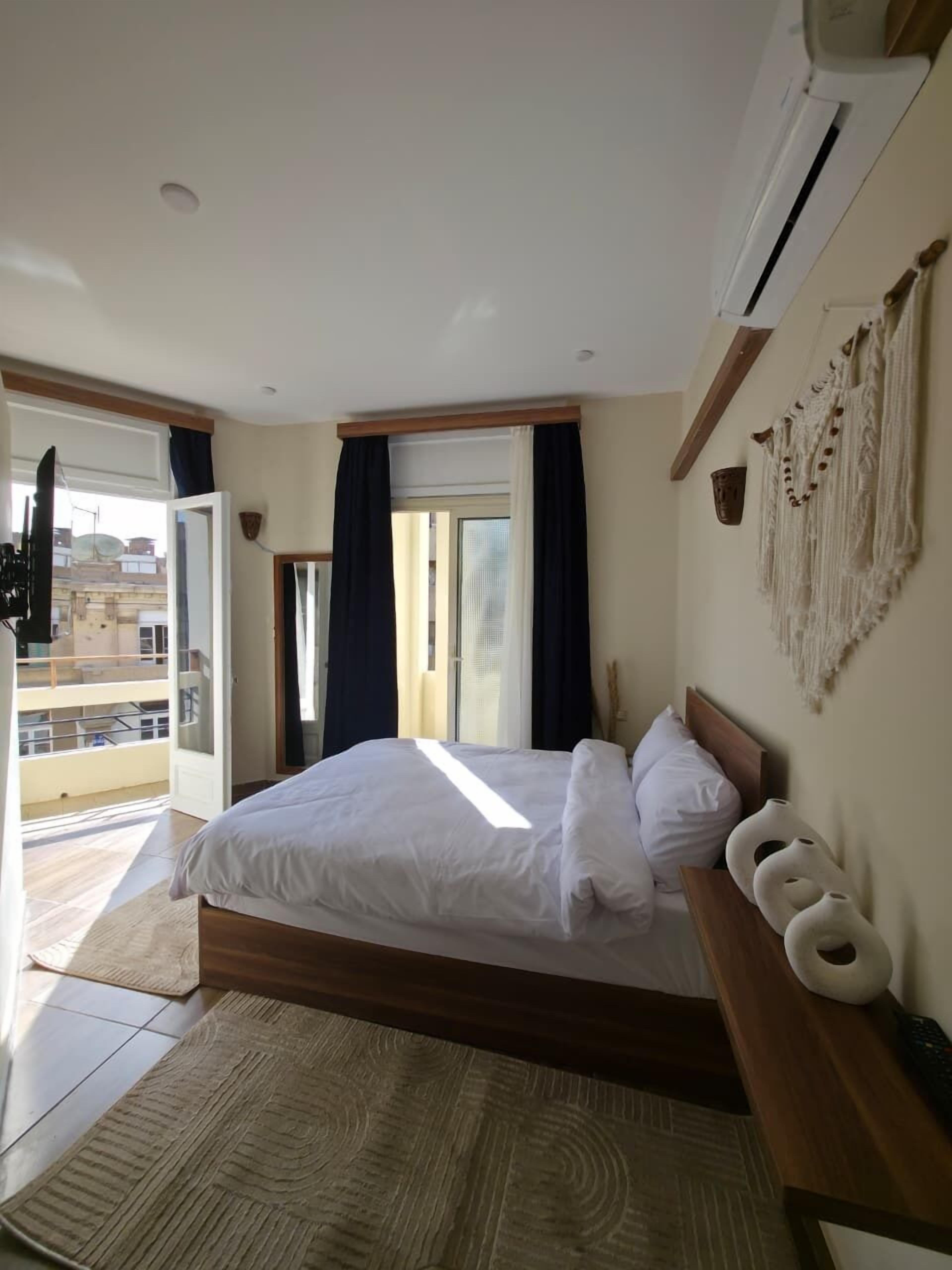 Quarto casal standard, vista para a cidade | Ferros/tábuas de passar roupa, Wi-Fi de cortesia