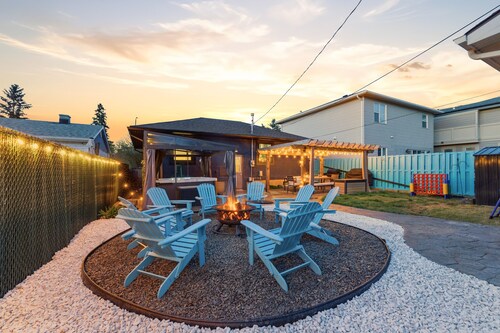 Cozy mountain getaway w/hot tub near Winsport & Banff