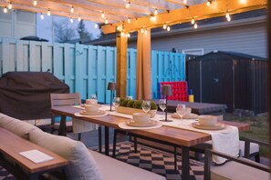Outdoor dining - Cozy mountain getaway w/hot tub near Winsport & Banff (Calgary)