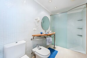 Douche, sèche-cheveux, serviettes fournies