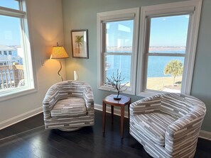 Smart TV, books - Topsail Waterfront Retreat + Panoramic Sunset Views (Topsail Beach)