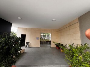 Property grounds - Perfect 2-bedroom apartment with AC in cool Sin El Fil (Sin El Fil)
