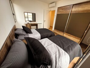 Strykjärn/strykbräda, wi-fi och sängkläder