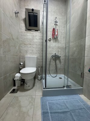 Dusch, hårtork, handdukar och tvål