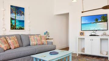 House, 1 Queen Bed with Sofa bed (40th Street Cottage) | Living area
