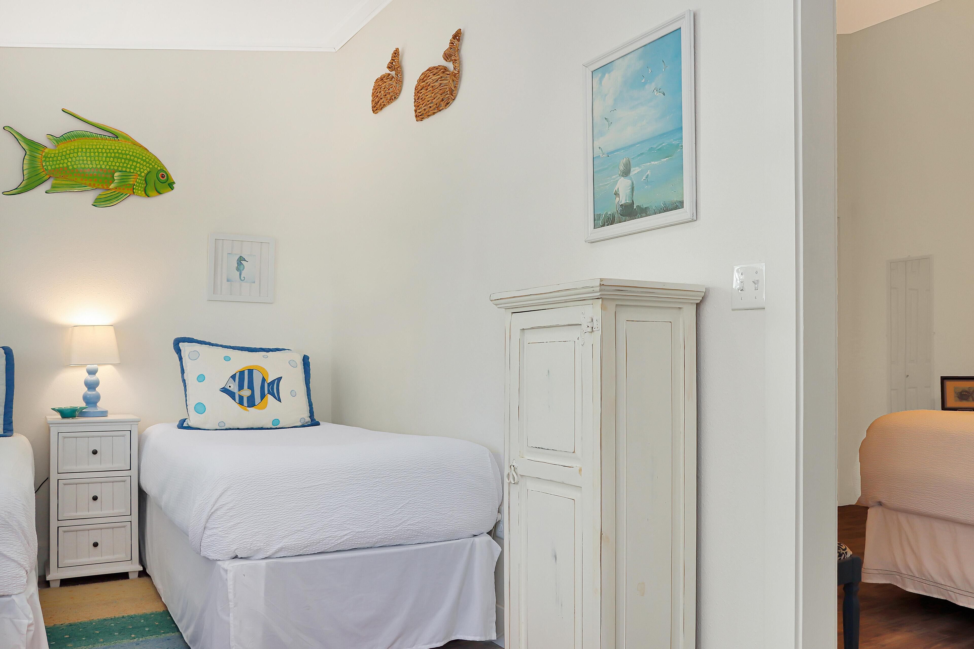 Una camera da letto con un letto, un comodino e un armadio.