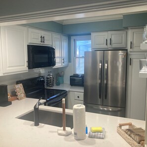 Private kitchen - The Hil & Dale: Wayside Forest UNIT 12. Entire Townhouse. Pets welcomed! (Murrells Inlet)