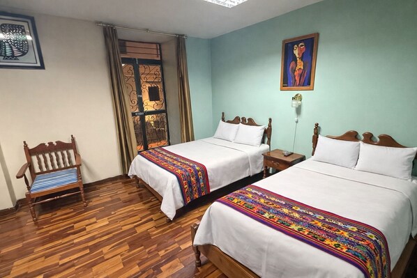 Standard Triple Room | Laptop workspace - Hostal Viena Internacional (Quito)