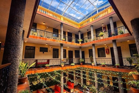 Front of property. Hostal Viena Internacional