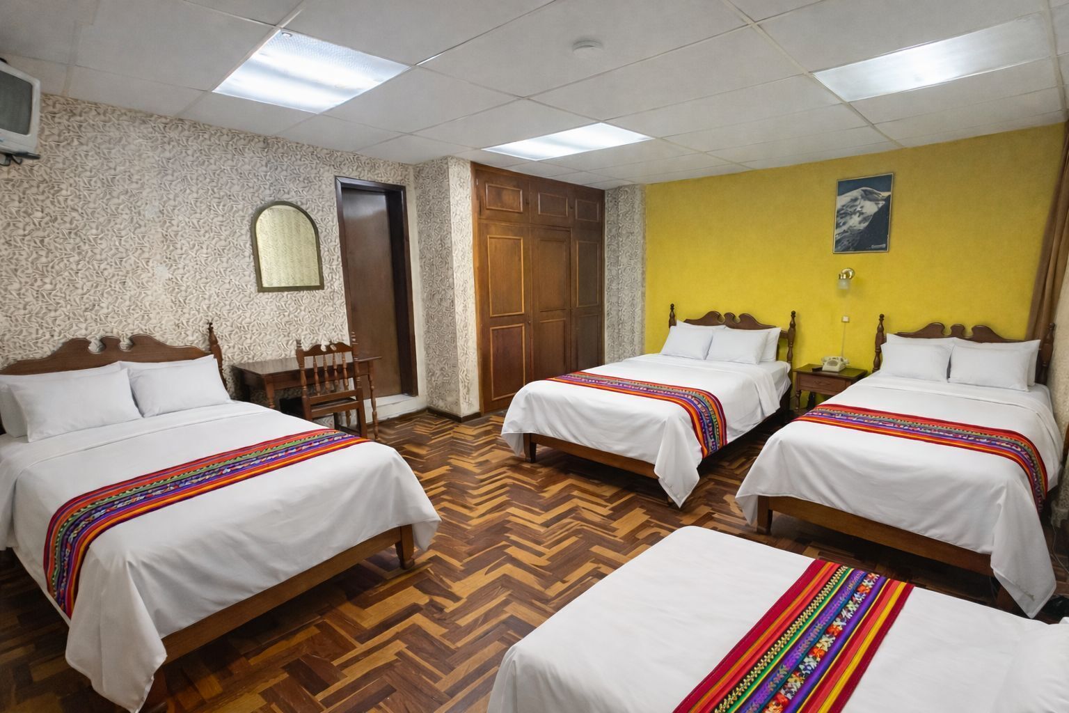 Chambre Quadruple Standard, 1 chambre, salle de bains attenante, vue cour intérieure