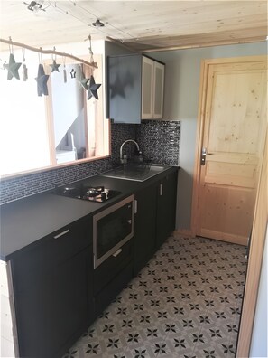 Een koelkast, een magnetron, een kookplaat, een vaatwasser