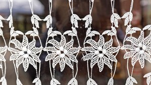 A close-up of a white lace pattern, possibly a window decoration. - Bed and Breakfast 'La Ferme Du Mont Blanc - Vallot' with Mountain View (Combloux)