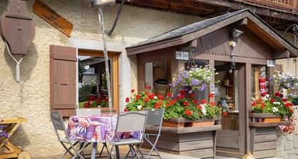 Chambre dâhĂŽtes « La Ferme Du Mont Blanc - Vallot » avec vue sur la montagne