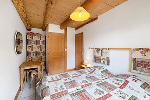 WiFi, bed sheets - Bed and Breakfast 'La Ferme Du Mont Blanc - Gouter' with Mountain View and Wi-Fi (Combloux)