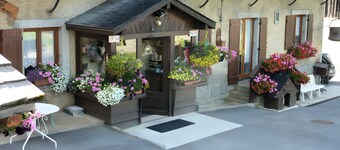 Bed and Breakfast 'La Ferme Du Mont Blanc - Gouter' with Mountain View and Wi-Fi