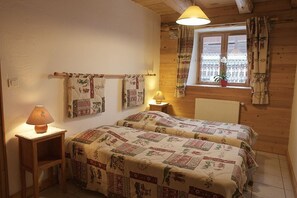 Room - Bed and Breakfast 'La Ferme Du Mont Blanc - Gouter' with Mountain View and Wi-Fi (Combloux)