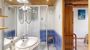 A bathroom with a shower, a sink, a mirror, and a wooden ladder. - Bed and Breakfast 'La Ferme Du Mont Blanc - Gouter' with Mountain View and Wi-Fi (Combloux)