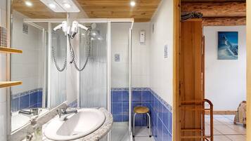 Douche, sèche-cheveux