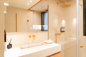 Shower, hair dryer, towels - A Magnificent 2-BR/2BA - Vieux Port (Marseille)