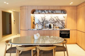 Dining - A Magnificent 2-BR/2BA - Vieux Port (Marseille)
